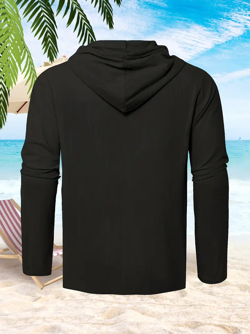 Schwarzer Hoodie mit Kapuze, Rückansicht, am Strand mit Palmen und Liegestuhl. Perfekt für lässige Strandmode und Sommeroutfits.
