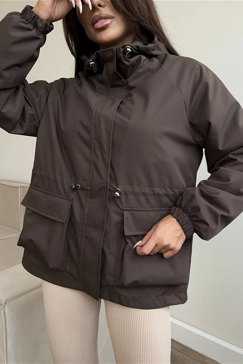 Detailaufnahme der Kapuze an der Damen Utility-Jacke