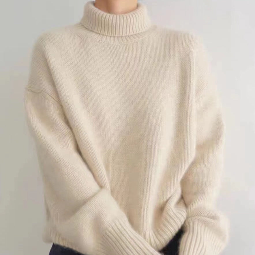 Beiger Rollkragenpullover aus Strick, lässig und warm, ideal für Herbst und Wintermode. Perfekt für stilvolle, gemütliche Outfits.