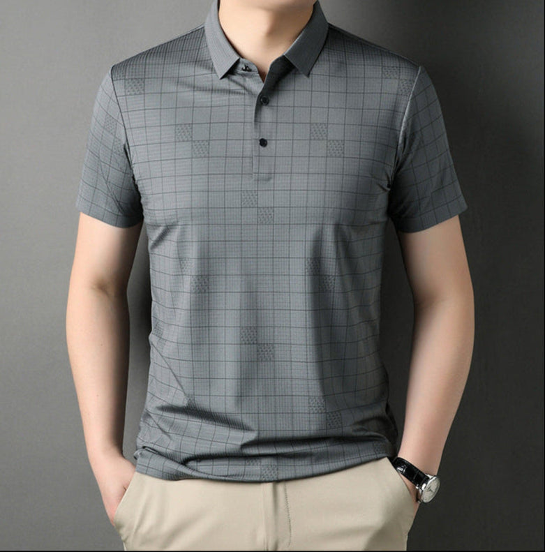 Graues kariertes Herren-Poloshirt, kurzärmelig, mit Knopfleiste, getragen von einem Mann vor grauem Hintergrund. Elegante Freizeitmode.