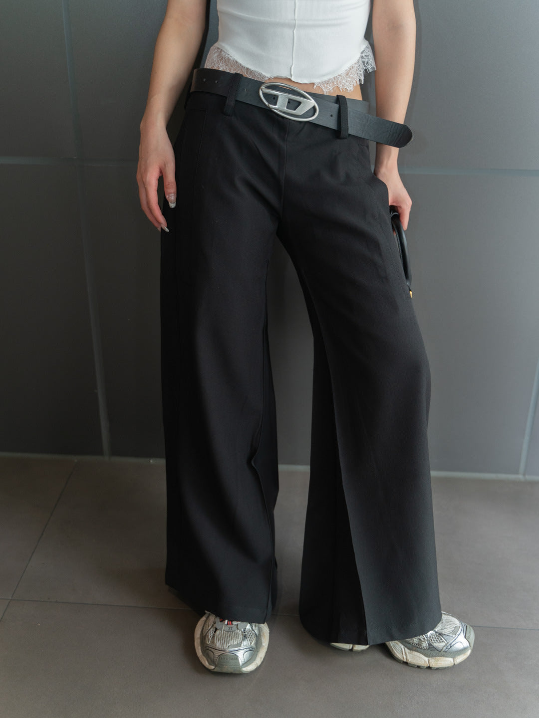Women's suit pants with low waist, wide leg, and extended fit – Elegant style