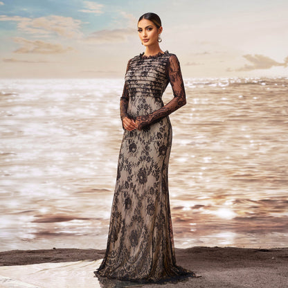 Frau in eleganter Abendkleidung am Strand, schwarzes Spitzenkleid, Sonnenuntergang im Hintergrund, glamouröses Modefoto, stilvolle Abendmode.