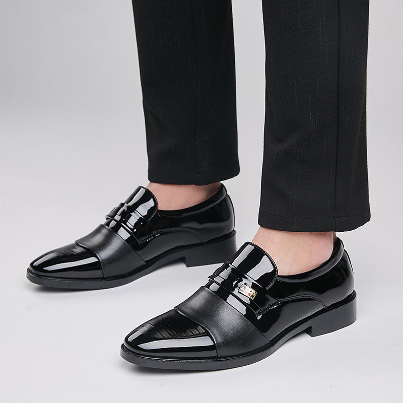 Schwarze Lacklederschuhe für Herren, elegant und glänzend, getragen mit schwarzer Hose. Perfekt für formelle Anlässe und Business-Outfits.