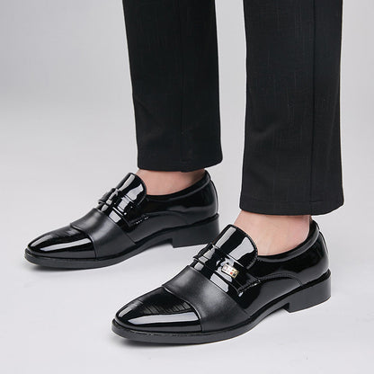 Schwarze Lacklederschuhe für Herren, elegant und glänzend, getragen mit schwarzer Hose. Perfekt für formelle Anlässe und Business-Outfits.