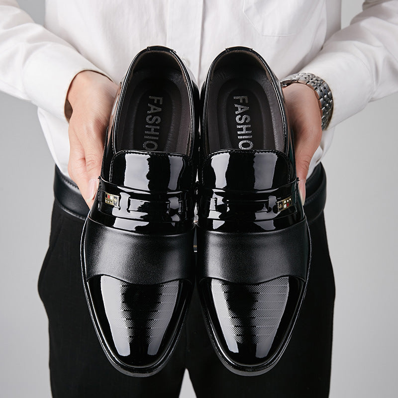 Person hält elegante schwarze Lacklederschuhe, glänzend und stilvoll, ideal für formelle Anlässe. Herrenmode, hochwertige Schuhe, modisches Design.