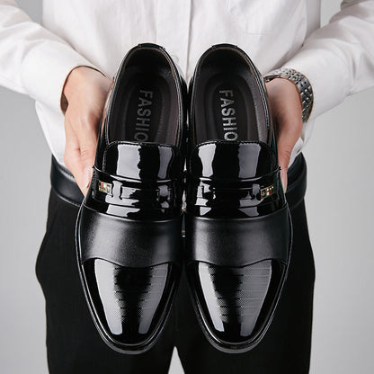 Person hält elegante schwarze Lacklederschuhe, glänzend und stilvoll, ideal für formelle Anlässe. Herrenmode, hochwertige Schuhe, modisches Design.