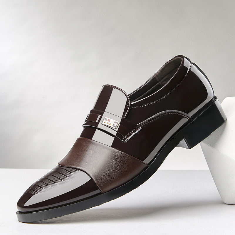 Eleganter brauner Herrenschuh aus Leder mit glänzendem Finish, ideal für formelle Anlässe. Klassisches Design, rutschfeste Sohle, hochwertige Verarbeitung.