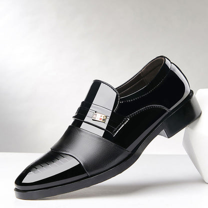 Schwarzer Herren-Lederslipper mit glänzendem Finish, elegantes Design, ideal für formelle Anlässe. Hochwertige Herrenschuhe, modisch und stilvoll.