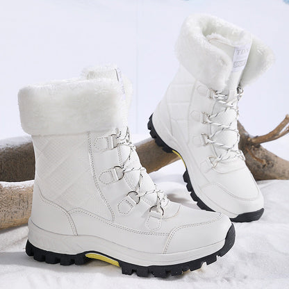 Weiße Damen-Winterstiefel mit Kunstfell, robustem Profil und Schnürung auf schneebedecktem Hintergrund. Ideal für kaltes Wetter und Outdoor-Aktivitäten.