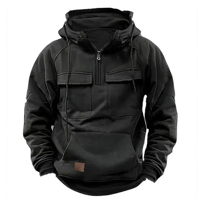 Schwarzer taktischer Hoodie mit Kapuze, Reißverschluss und Kängurutasche. Robustes Design, ideal für Outdoor-Aktivitäten und Freizeitkleidung.