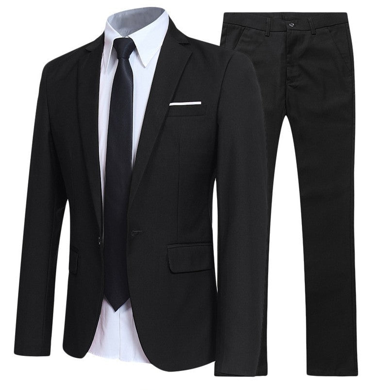 Schwarzer Herrenanzug mit weißem Hemd und schwarzer Krawatte, elegantes Business-Outfit, klassische Mode für formelle Anlässe.