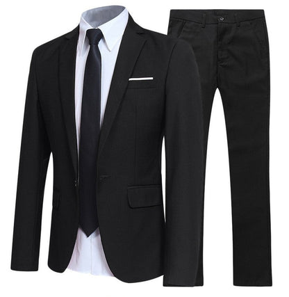Schwarzer Herrenanzug mit weißem Hemd und schwarzer Krawatte, elegantes Business-Outfit, klassische Mode für formelle Anlässe.