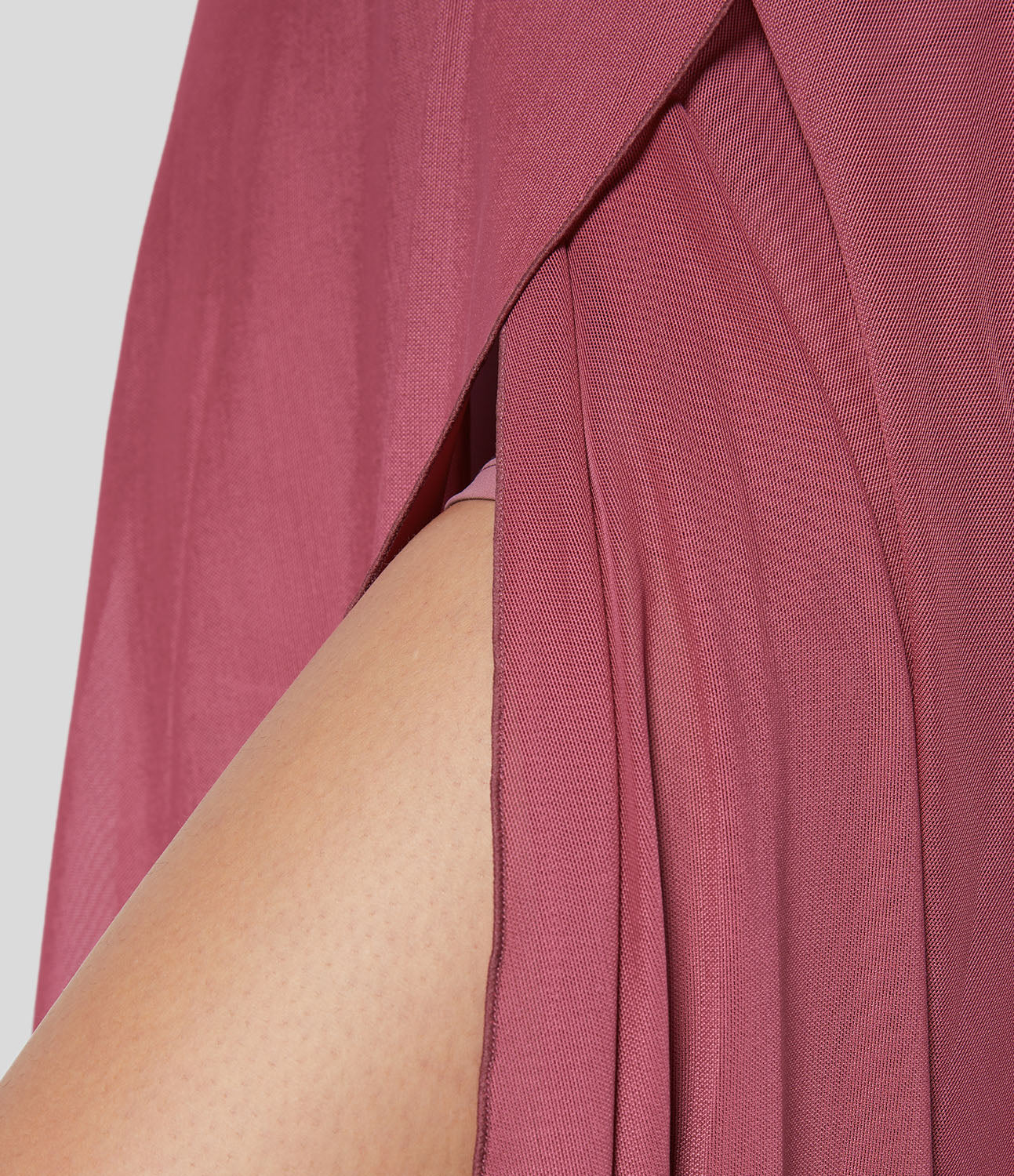 Rosa Kleid mit seitlichem Schlitz, elegantes Design, fließender Stoff, modische Damenbekleidung, Detailansicht, stilvoller Look.