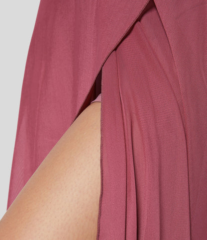 Rosa Kleid mit seitlichem Schlitz, elegantes Design, fließender Stoff, modische Damenbekleidung, Detailansicht, stilvoller Look.