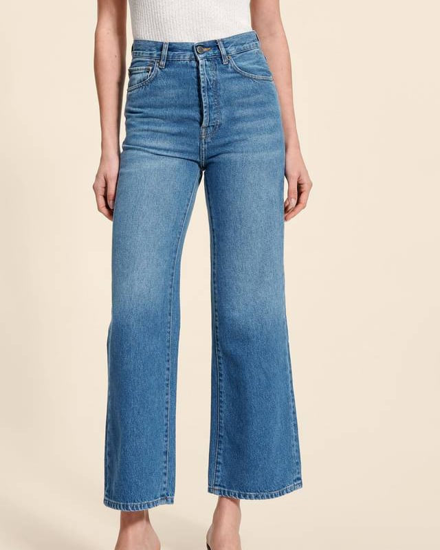 Women's high-waist cropped jeans with straight cut in retro style for spring