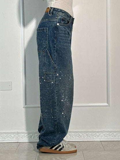 Damen-Jeans mit Glitzersteinen, weites Bein, seitliche Taschen, kombiniert mit weißen Sneakers. Trendige Mode, lässiger Stil, Denim-Look.