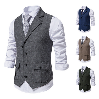 Graue Herrenweste mit Fischgrätenmuster, kombiniert mit weißem Hemd und Krawatte. Weitere Farben: Blau, Beige, Grün. Elegante Herrenmode.