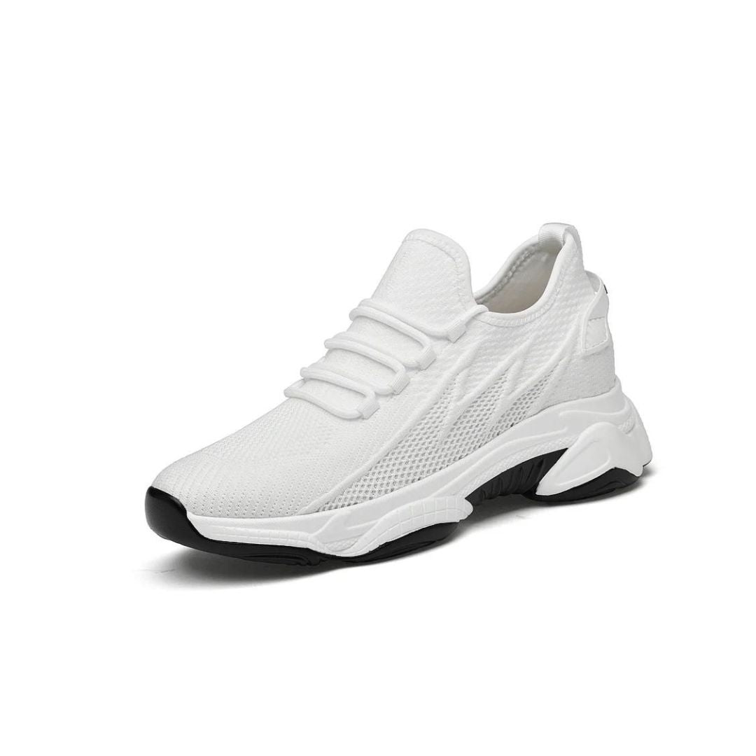 Weiße Sneaker mit schwarzer Sohle, modernes Design, atmungsaktives Mesh-Obermaterial, ideal für Sport und Freizeit, trendige Herrenmode.