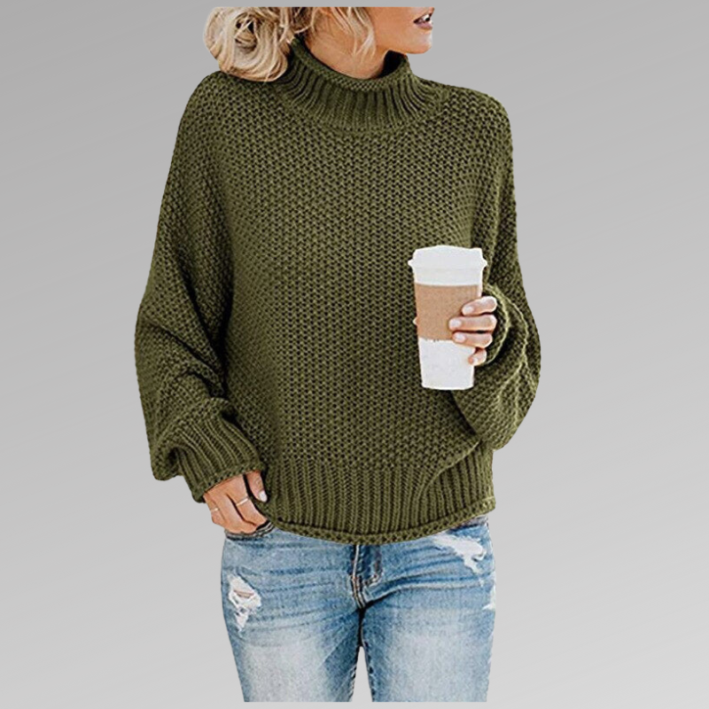 Frau in olivgrünem Strickpullover mit Kaffeebecher, trägt zerrissene Jeans. Modetrend Herbst, lässiger Look, gemütlicher Strick, Streetstyle.