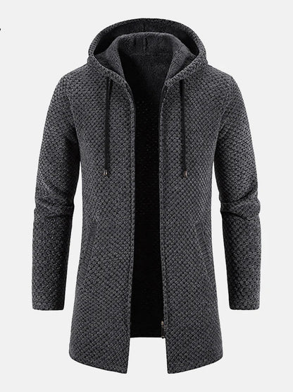 Grauer Herrenmantel mit Kapuze, Strickmuster und Reißverschluss. Modischer Wintermantel, warm und stilvoll für kalte Tage.