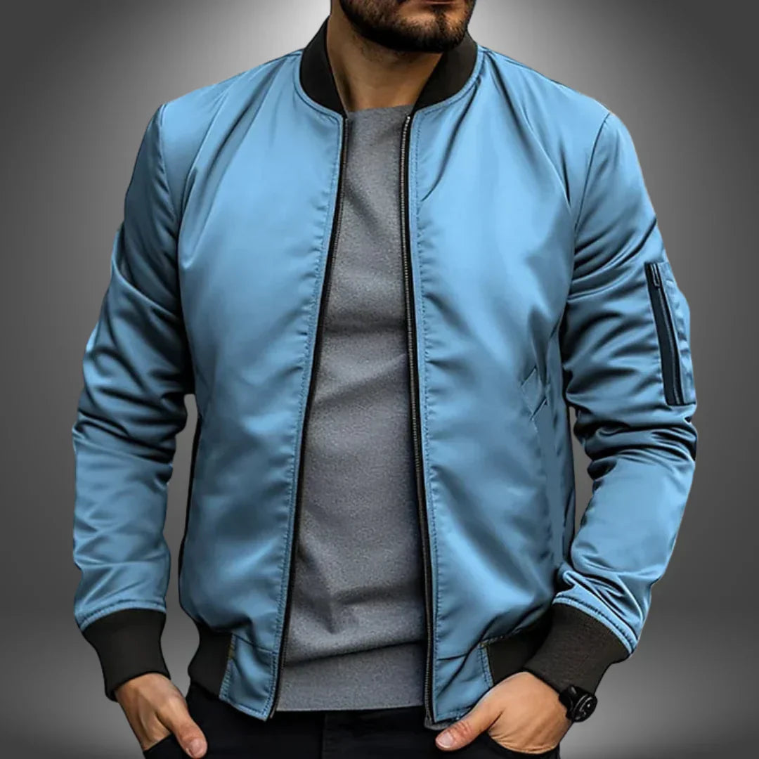 Herren Bomberjacke in Blau, modisch und lässig, mit schwarzem Kragen und Bündchen. Perfekt für Herbstmode und Streetwear-Trends.