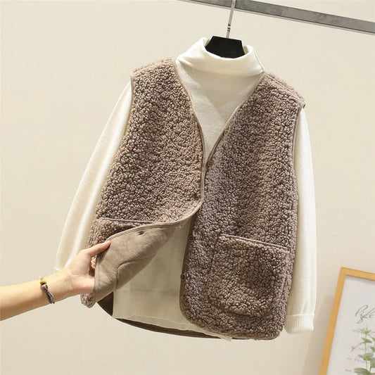 Braune Teddyfell-Weste über weißem Rollkragenpullover, modische Winterbekleidung, gemütlicher Look, Damenmode, warmes Outfit, weiches Material.