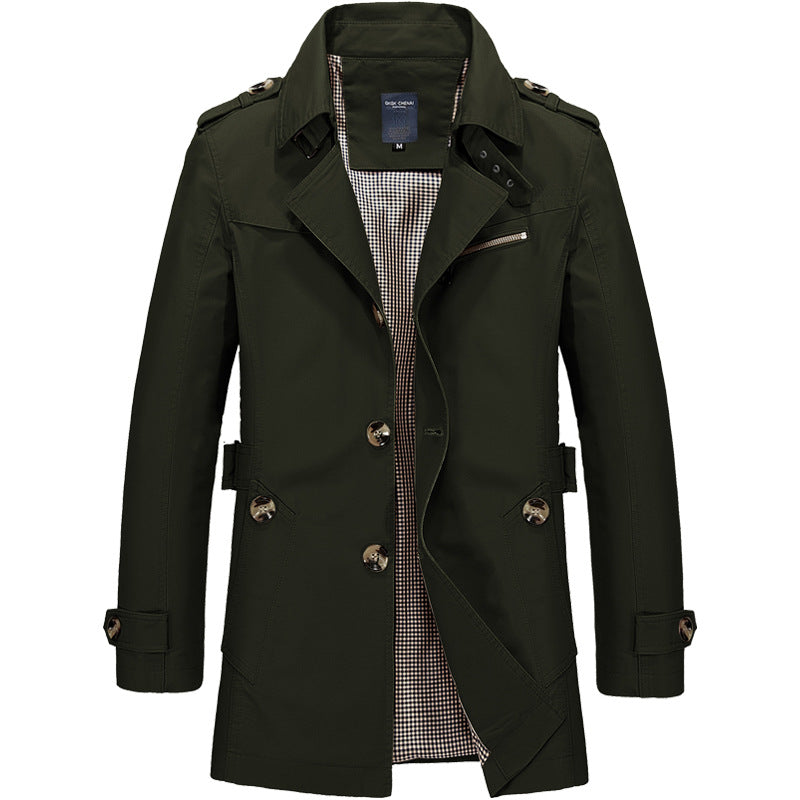 Dunkelgrüner Herren-Trenchcoat mit doppelter Knopfleiste, Gürtel und kariertem Innenfutter. Stilvolle Herbstmode, eleganter Mantel für Herren.