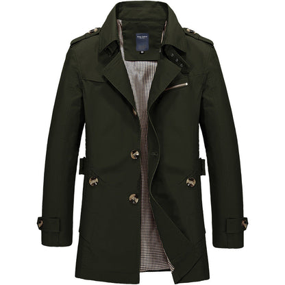 Dunkelgrüner Herren-Trenchcoat mit doppelter Knopfleiste, Gürtel und kariertem Innenfutter. Stilvolle Herbstmode, eleganter Mantel für Herren.