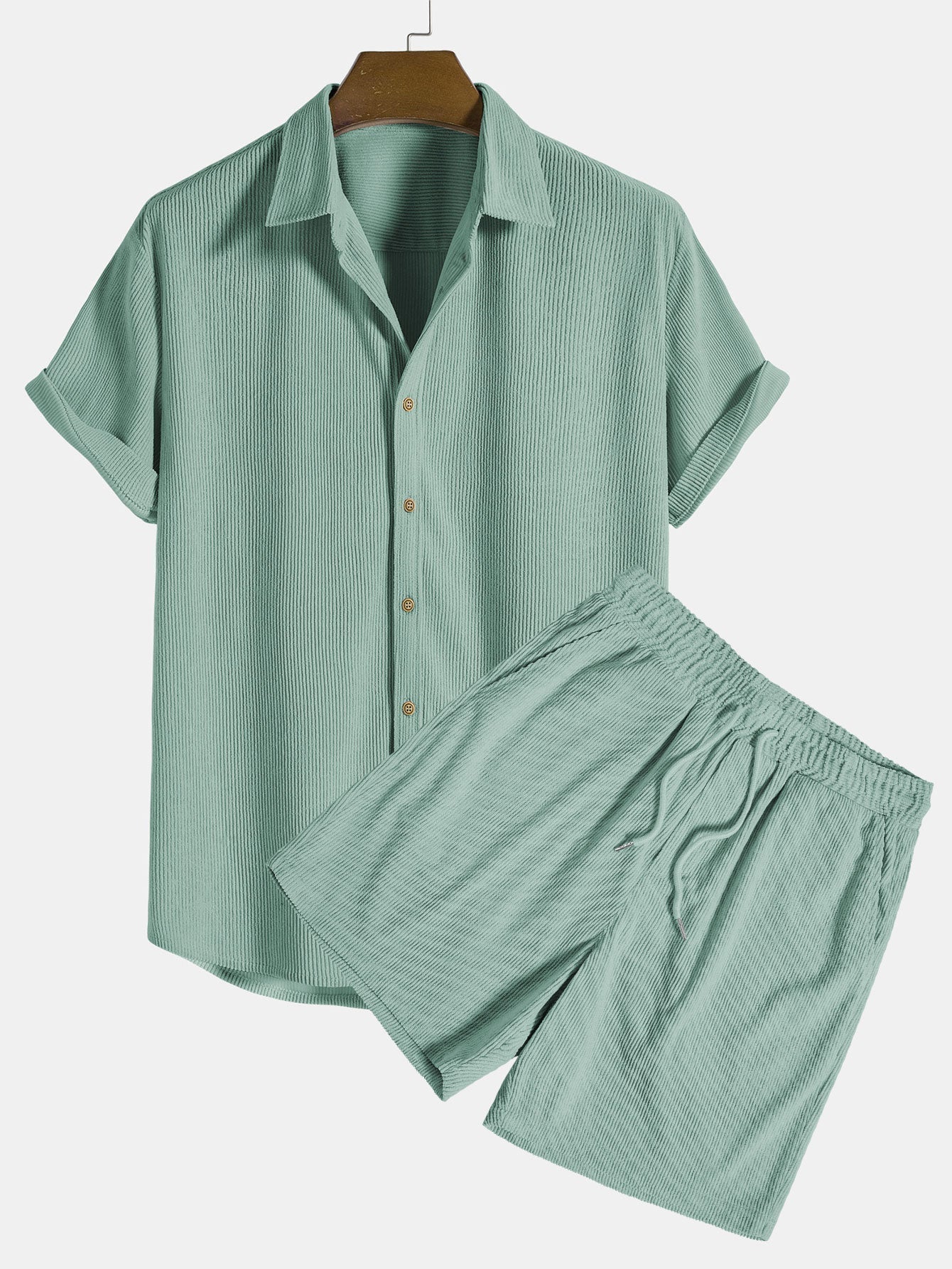 Grünes Herren-Shorts-Set aus Leinen, bestehend aus kurzärmligem Hemd und Shorts, ideal für Sommermode und Freizeitkleidung.