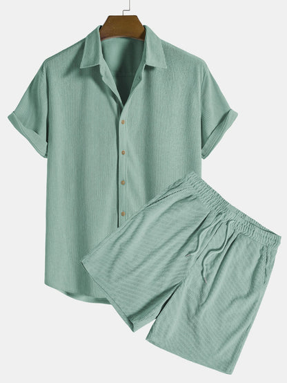 Grünes Herren-Shorts-Set aus Leinen, bestehend aus kurzärmligem Hemd und Shorts, ideal für Sommermode und Freizeitkleidung.