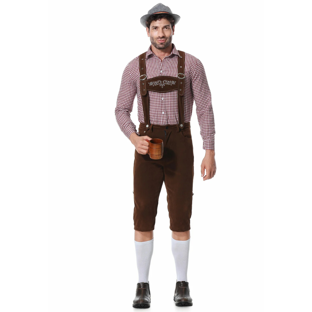 Mann in traditioneller bayerischer Tracht mit Lederhose, kariertem Hemd und Hut, hält Bierkrug. Oktoberfest, deutsche Kultur, Trachtenmode.