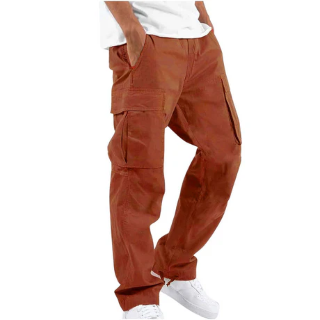 Herren Cargo-Hose in Braun, lässiger Stil, mit Seitentaschen, kombiniert mit weißen Sneakers und weißem T-Shirt. Ideal für Freizeitmode.