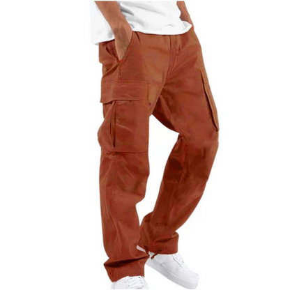 Herren Cargo-Hose in Braun, lässiger Stil, mit Seitentaschen, kombiniert mit weißen Sneakers und weißem T-Shirt. Ideal für Freizeitmode.
