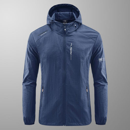 Dunkelblaue Herren-Windjacke mit Kapuze, Reißverschluss und Taschen. Leichte Outdoor-Jacke, ideal für Wandern und Sport.