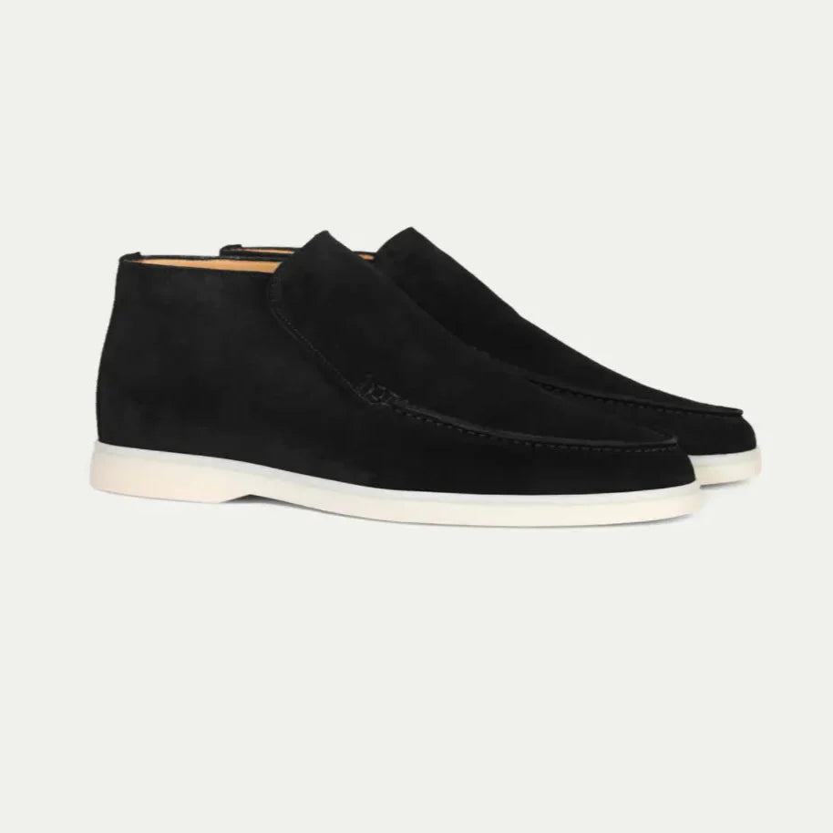 Schwarze Wildleder-Stiefeletten mit weißer Sohle, elegantes Design, ideal für Herrenmode, stilvolle und bequeme Schuhe für den Alltag.
