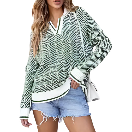 Frau trägt grünen Strickpullover mit Zickzackmuster und Jeansshorts. Modetrend, lässiger Look, Damenmode, Herbstoutfit.