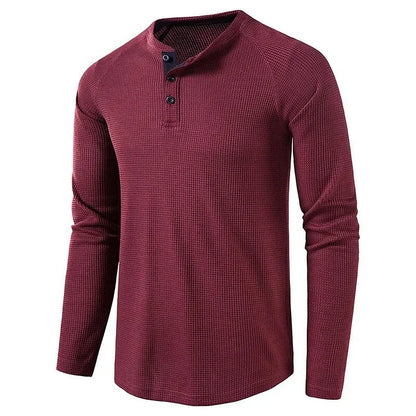 Bordeauxrotes Herren-Henley-Shirt mit langen Ärmeln und Knopfleiste, aus Baumwollmischung. Perfekt für Freizeitmode und Herbstoutfits.