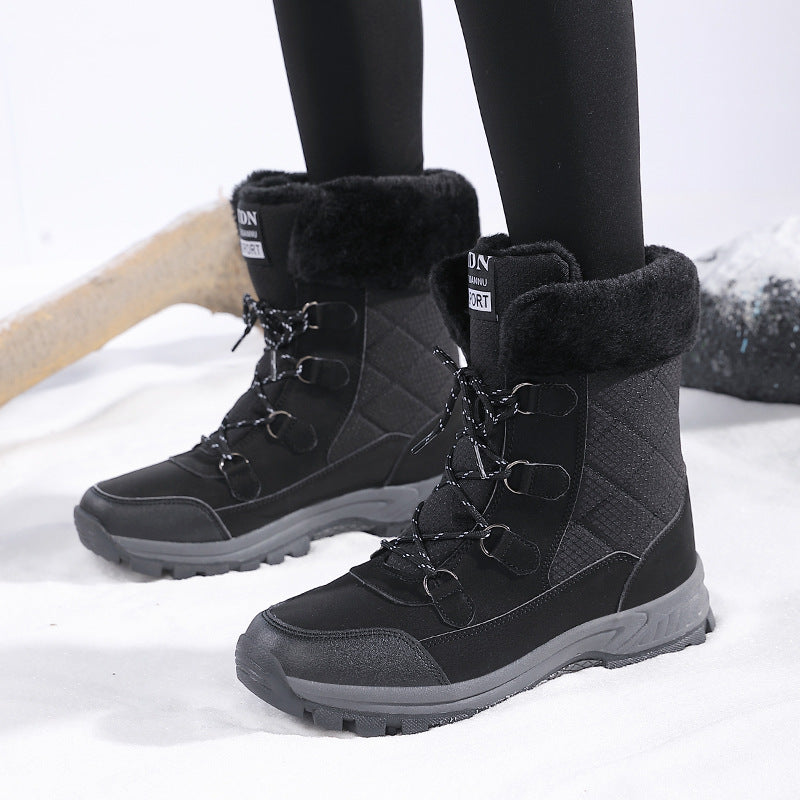 Schwarze Winterstiefel mit Fellfutter, robustem Profil und Schnürung auf Schnee. Ideal für kalte Temperaturen und Outdoor-Aktivitäten.