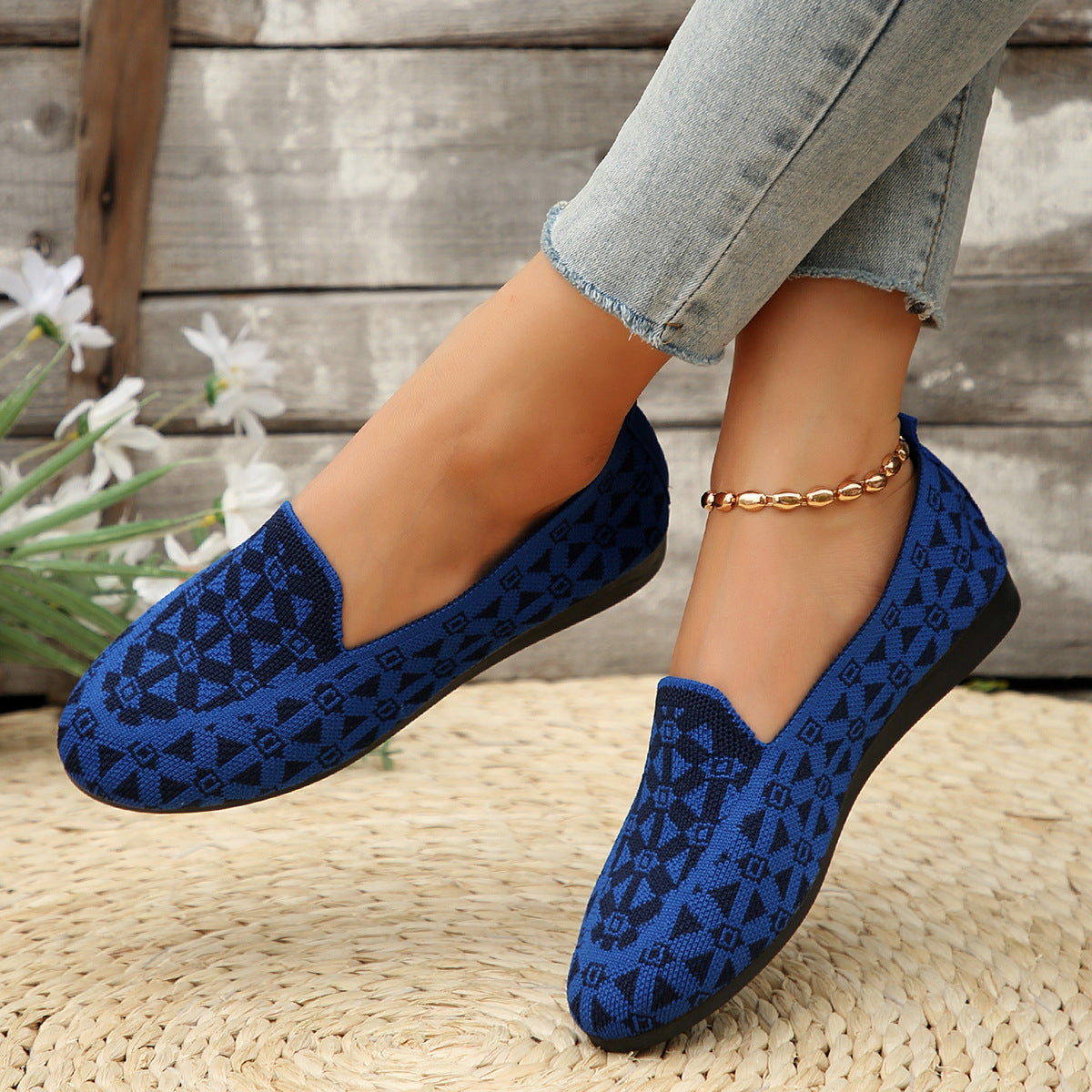 Blaue Damen-Loafer mit geometrischem Muster, kombiniert mit hellblauen Jeans. Perfekte Frühlingsschuhe für stilvolle Freizeitoutfits.