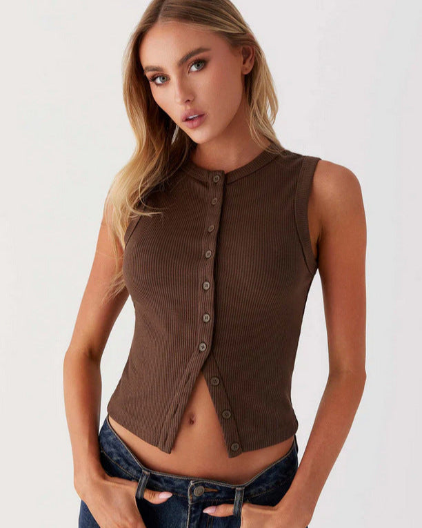 Frau in braunem, ärmellosem, geripptem Top mit Knopfleiste, trägt blaue Jeans. Mode, Damenbekleidung, Freizeitlook, stilvoll, modern.
