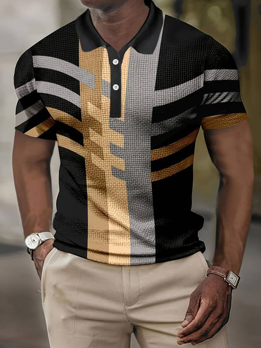 Mann trägt stilvolles, kurzärmeliges Polohemd mit geometrischem Muster in Schwarz, Gold und Grau. Elegante Herrenmode, modern und trendig.