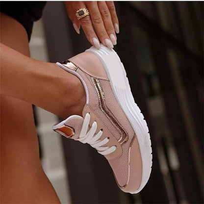 Damen-Sneaker in Rosa mit weißer Sohle und goldenen Akzenten, sportlich-elegantes Design, ideal für Freizeit und Modebewusste.