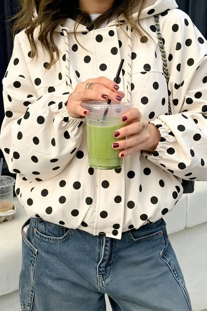 Damen-Kurzjacke mit Tupfenmuster und Kapuze von vorne