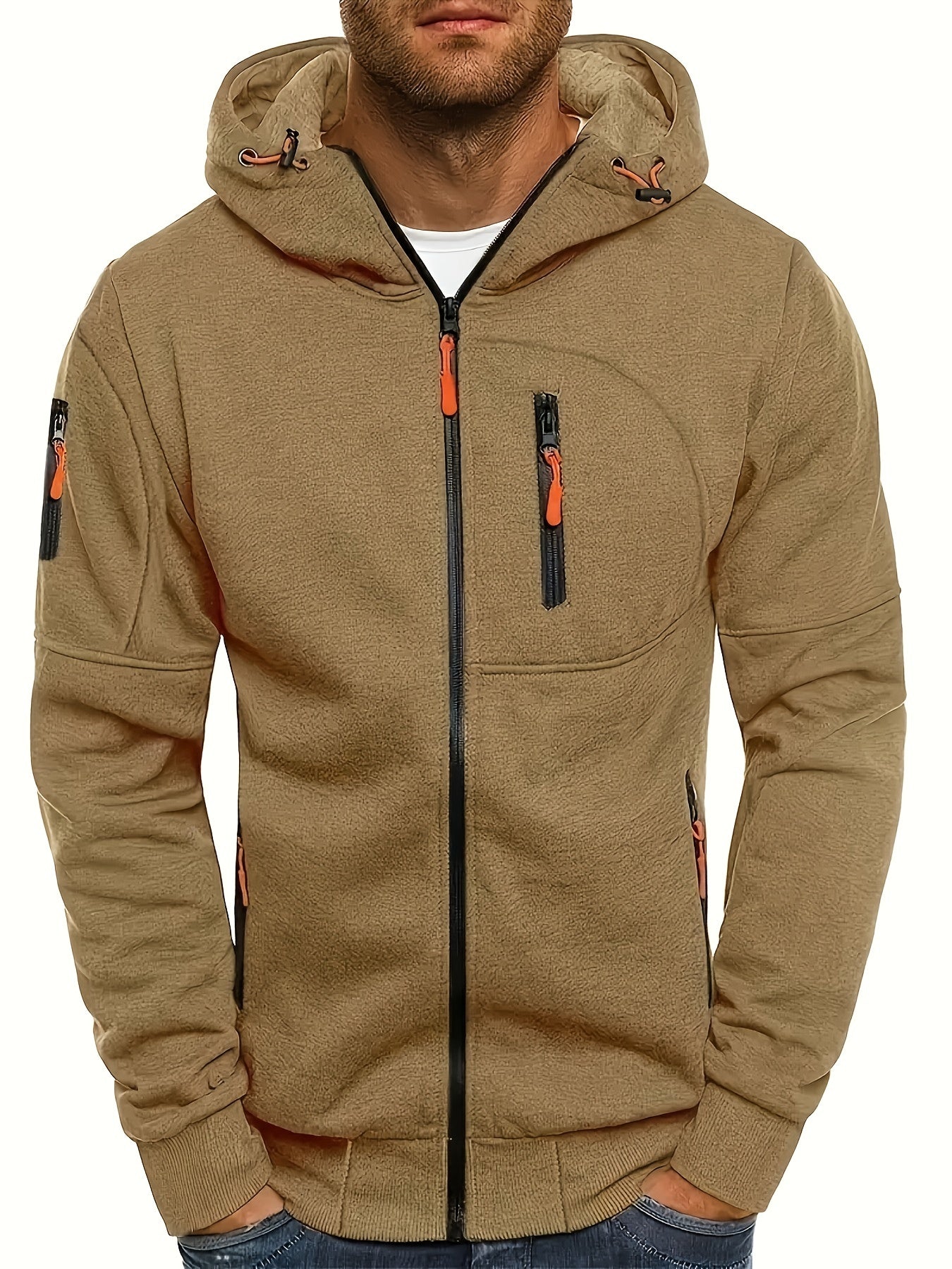Mann trägt beige Kapuzenjacke mit Reißverschlüssen, sportlich, lässig, Outdoor-Mode, Herrenbekleidung, Herbstjacke, Freizeitlook.