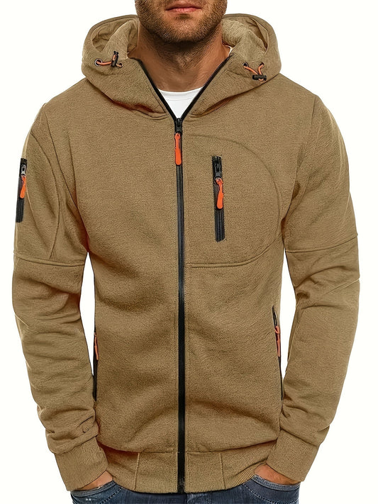 Mann trägt beige Kapuzenjacke mit Reißverschlüssen, sportlich, lässig, Outdoor-Mode, Herrenbekleidung, Herbstjacke, Freizeitlook.