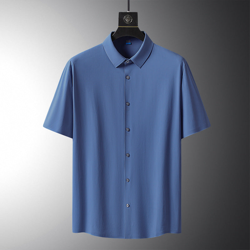 Blaues Herrenhemd mit kurzen Ärmeln, klassischem Kragen und Knopfleiste, auf einem Kleiderbügel vor grauem Hintergrund. Elegante Herrenmode.