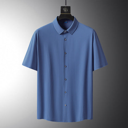 Blaues Herrenhemd mit kurzen Ärmeln, klassischem Kragen und Knopfleiste, auf einem Kleiderbügel vor grauem Hintergrund. Elegante Herrenmode.