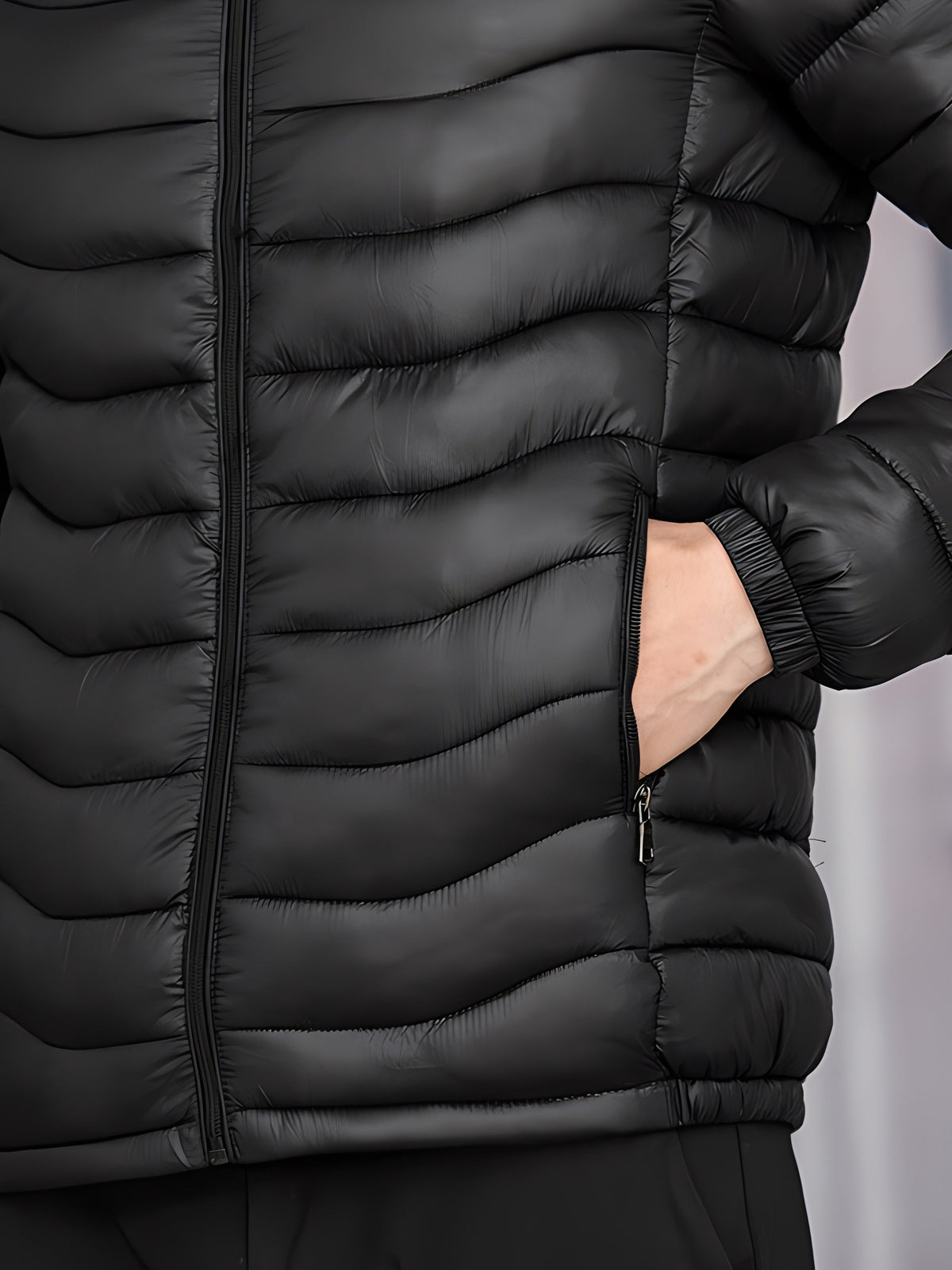 Wärmende Herrenjacke mit gestepptem Muster und langen Ärmeln