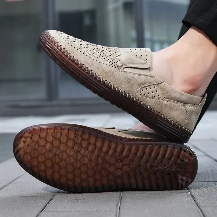 Beige Herren-Slipper aus Wildleder mit perforiertem Design und rutschfester Gummisohle, ideal für lässige Sommermode und Komfort.