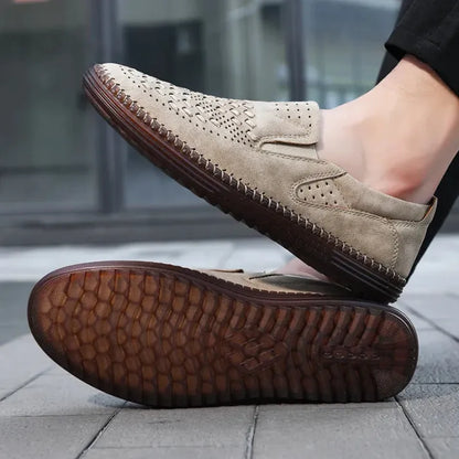 Beige Herren-Slipper aus Wildleder mit perforiertem Design und rutschfester Gummisohle, ideal für lässige Sommermode und Komfort.